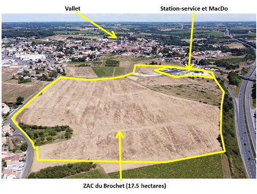 Vue aérienne de la ZAC du Brochet: la station-service et le MacDo ne représente qu'une infime partie de la surface totale de 18 hectares